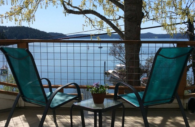 Charming West Sound studio apartment with beach access!