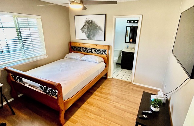 Charming Western style house 4-bedroom pool with WiFi, AC/Heat and mountain view