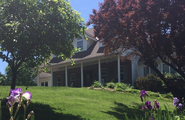 Charming wooded retreat 3 min from Atchison.