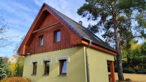 Chaty Koloděje-ubytování u řeky v soukromém areálu-Yellow