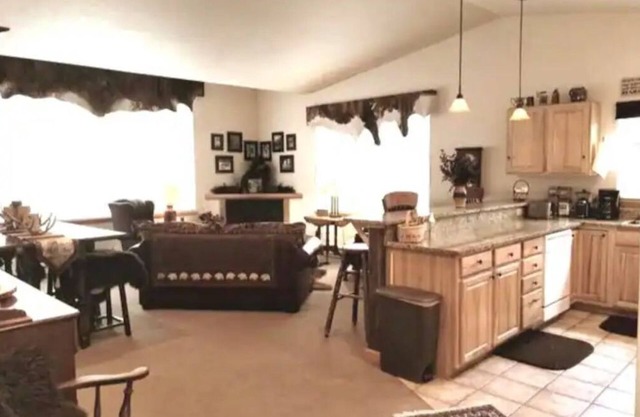 Cheerful 2 bedroom with Montana cozy cabin feel