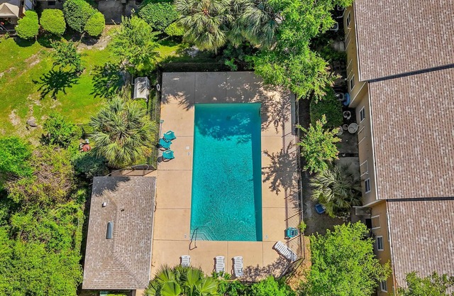 Cheerful 2 BR Townhome: Pool & Central Location!