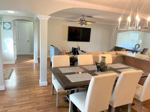 Cheerful 3 Bedroom Home mins from Clearwater Beach
