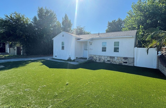 Cheerful 4-bedroom house in nice Whittier with indoor fire place