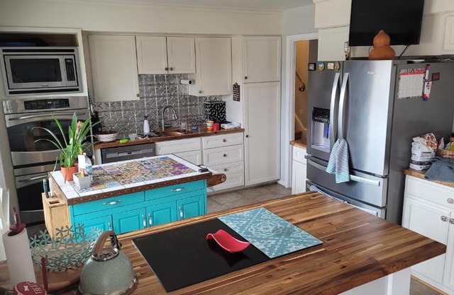 Cheerful 4-bedroom house with backyard