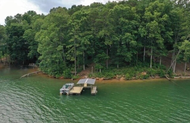 Cheerful cottage on a lake, Covered Dock, 3BD, 2BA
