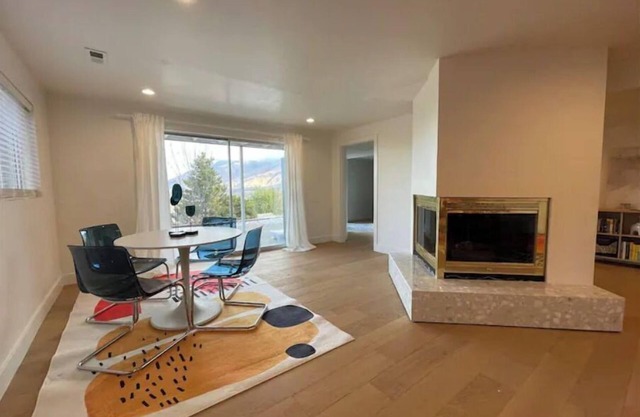 Cheerful Designer Condo w/City & Mountain Views