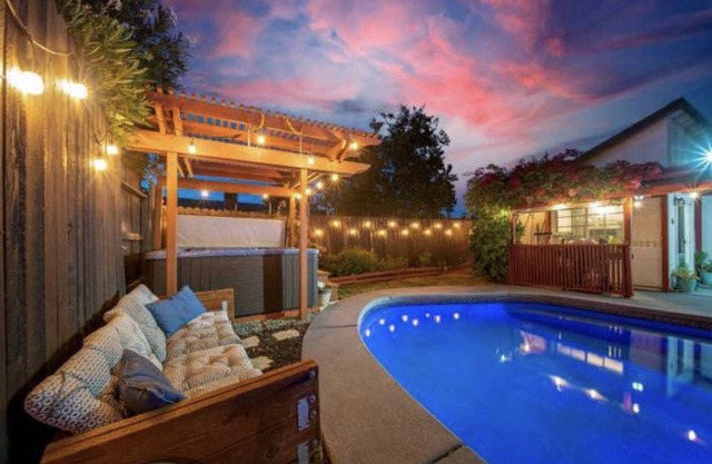 Cheerful gateway with pool and hot tub