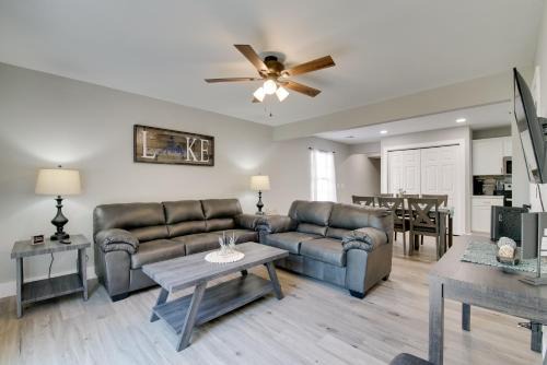 Cheerful Townhouse - Walk to Table Rock Lake!