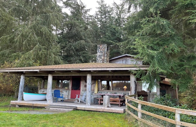 Cheerful woodsy cabin w gas fireplace, sleeps 6.