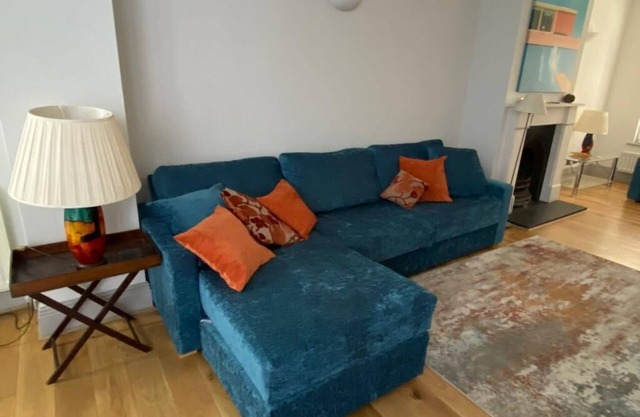 Chelsea house with shops, museums and great transport links on your doorstep