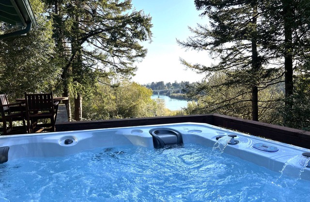Chetco Riverview! Private! Rejuvenating Hot Tub! King Bed!