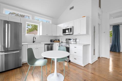 Chic 1BR Apt Near Heights & Downtown Houston