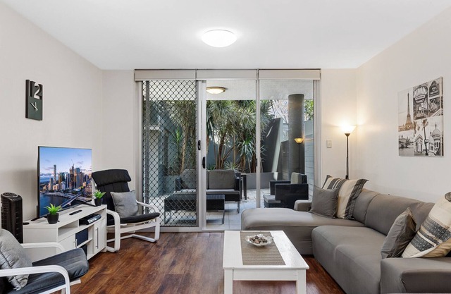 Chic 2-Bed Apartment With Private Courtyards