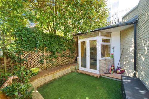 Chic 2BD Flat 12 Mins from Hampstead Heath