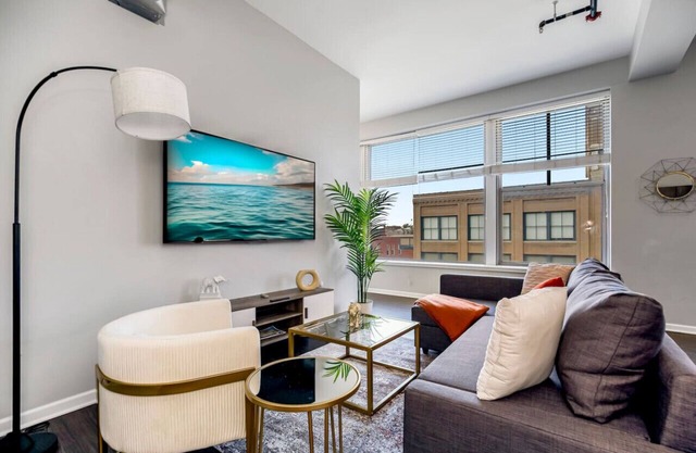 Chic 2BR Near Arrowhd & TMobile Parking, Rooftop