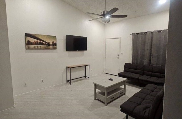Chic 2BR Oasis: Prime Locale!