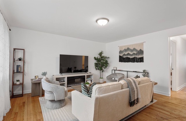 Chic 2BR Retreat Near O’Hare + Free Parking