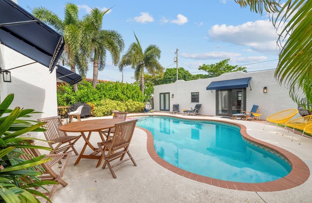 Chic 4BR retreat with private pool and modern amenities. Detached guest house includes queen bed, full bath, and kitchen. Minutes from downtown West Palm Beach, Palm Beach Island, Northwood Village, and Palm Beach Outlets.