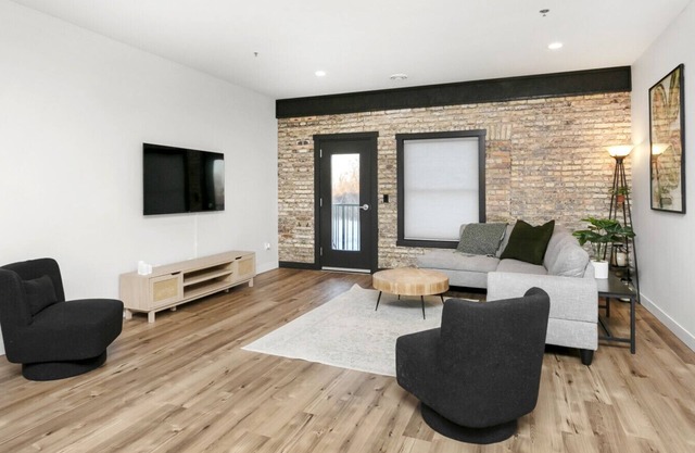 Chic Condo in the Beautiful Rail District!