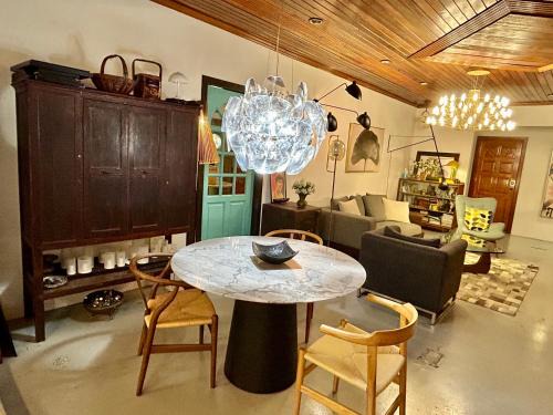Chic Designer Family Rooms in Shared Bungalow near LRT SS1 PJ