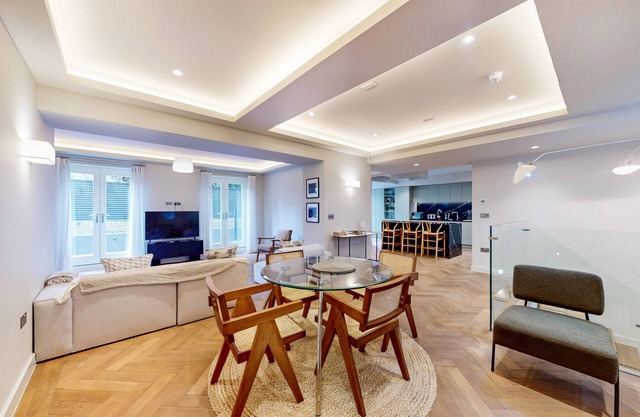 Chic & Elegant 4Bed APT-10Min Walk To River Thames