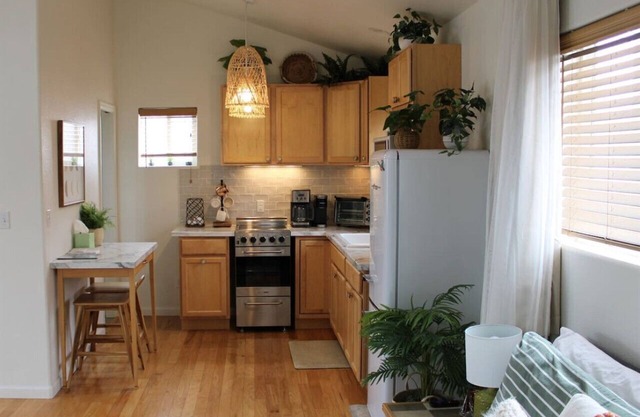 Chic GJ Downtown BoHo Studio: Romantic and Central