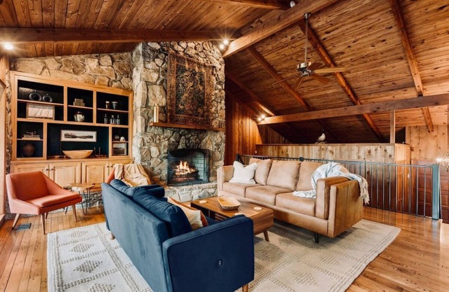 Chic Lakefront Home|6 bdrm/4bath & Private Dock!