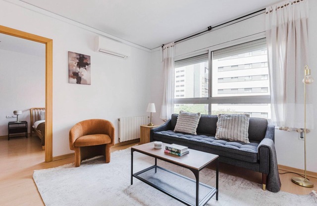 Chic Les Corts XBR w/Elevator & Washer, by Blueground