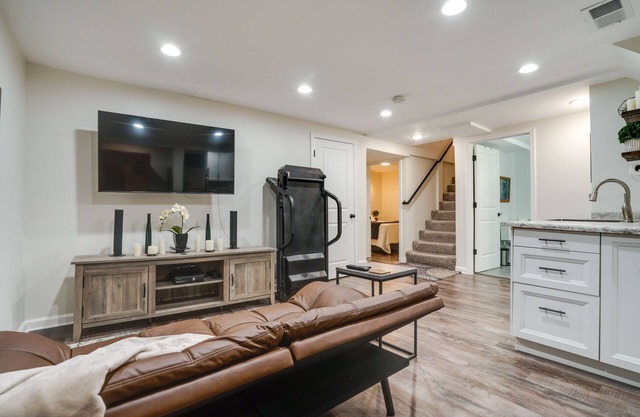 Chic Minneapolis Apt - 6 Blocks to Lake Nokomis!