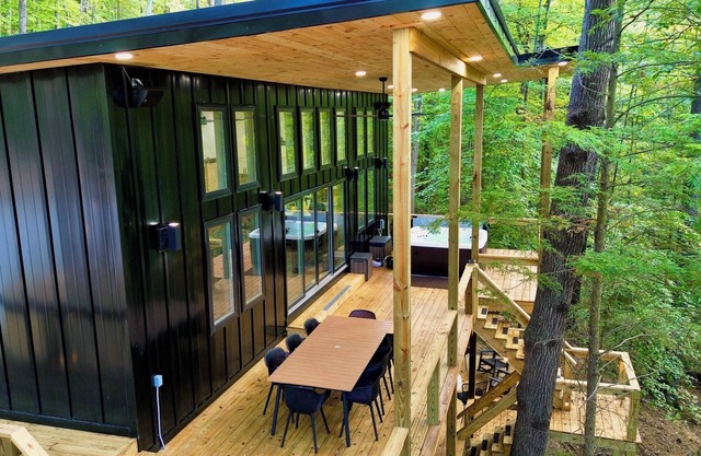 Chic modern cabin in a magical forest. Hot Tub, Swinging Bed, WiFi, & EV Charger