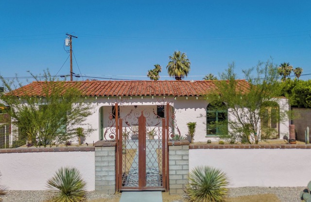 Chic Spanish Style 1-bedroom apartment near downtown Palm Springs with WiFi, AC