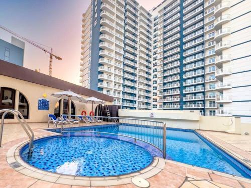 Chic Studio Stay with Gym, Pool, and Kitchenette