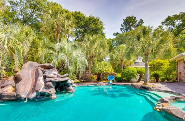 Chic Texas Escape w/ Pool, Grill & Home Theater!