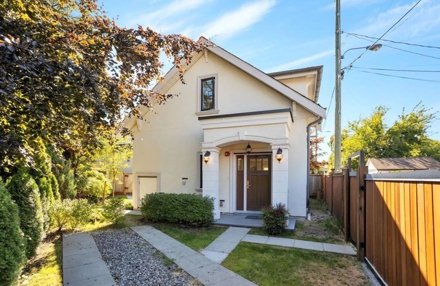 ChicVilla New 3 bedrooms 2 baths private yard 8 min walk to Langara Canadaline