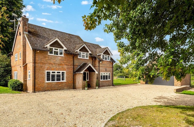 Chilterns Countryside Hideaway with Hot Tub| Pass the Keys