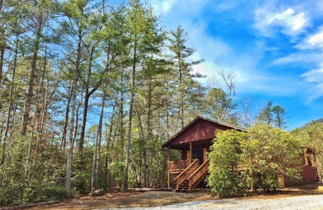 Chimney Mtn 1 | 2BR Cabin, Dog Friendly, Fireplace, Covered Hot Tub. Near Helen