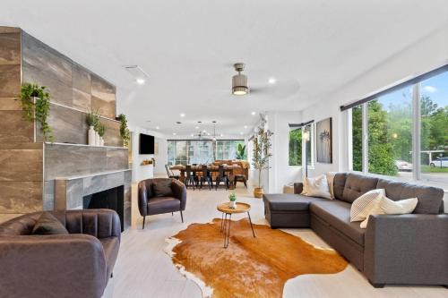 Chomp House - 0 8m to Stadium Pool Sleeps 16