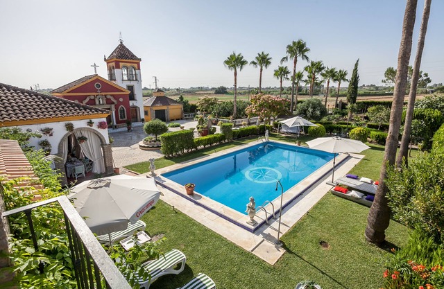 CHRISTMAS AND JANUARY OFFER! COUNTRY HOUSE AT 25 KM FROM SEVILLA, SWIMMING POOL, WIFI, A/C