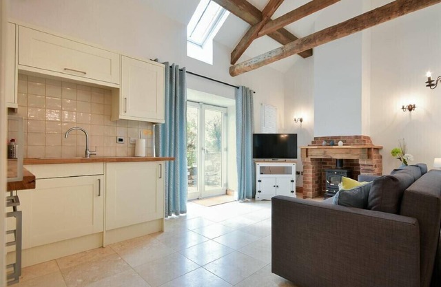 CHRISTON WELL COTTAGE, pet friendly, with a garden in Christon Bank