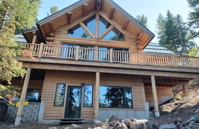 Christy's Cottage, Waterfront w/Slide & Ice Shanty