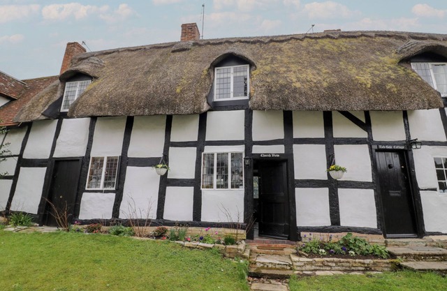 CHURCH VIEW, pet friendly, with hot tub in Welford-On-Avon