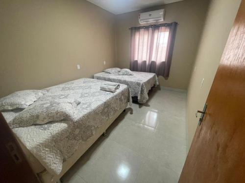 Churrasqueira e Casa privativa, Acesse os 2 quartos com 2 ar e banheiros se reservar 4 ou mais hóspedes, até 6 camas e tem pátio, roupa de cama, portão eletrônico e Desconta duração! Entrada padrão 15h adiante, inclusive à noite - Projeto Suíte Sorriso
