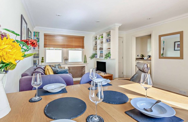 Circus Mews - Sleeps 3, has its own parking bay.