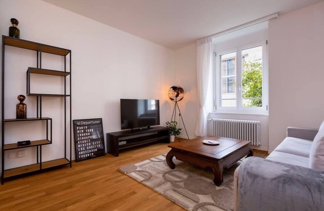 City Centre Charming & Homely 2-BR Apt- 1A