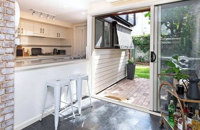 City Escape: 3BR Modern Comforts in the Heart of Adelaide, Free Wine