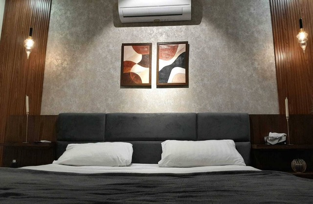 City Vibes - Modern 1BHK Apartment - For Families & Travelers @ Zameen Opal