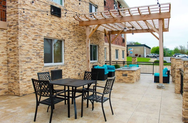 Clarion Pointe Bettendorf - Quad Cities