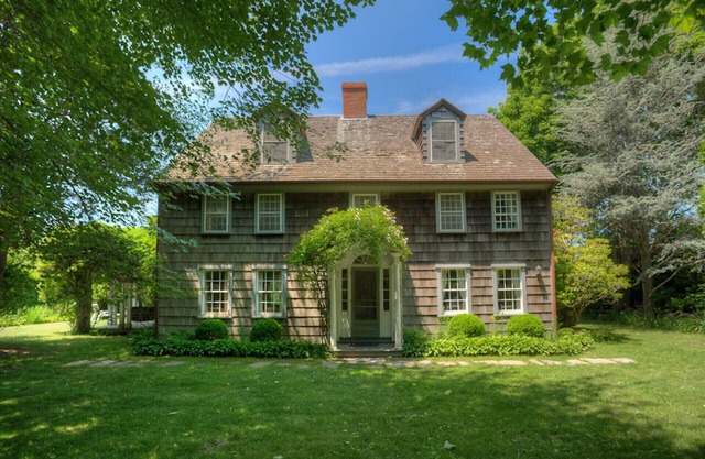 Classic Bridgehampton Farmhouse, ⅓ Mile to the Ocean in Sagaponack