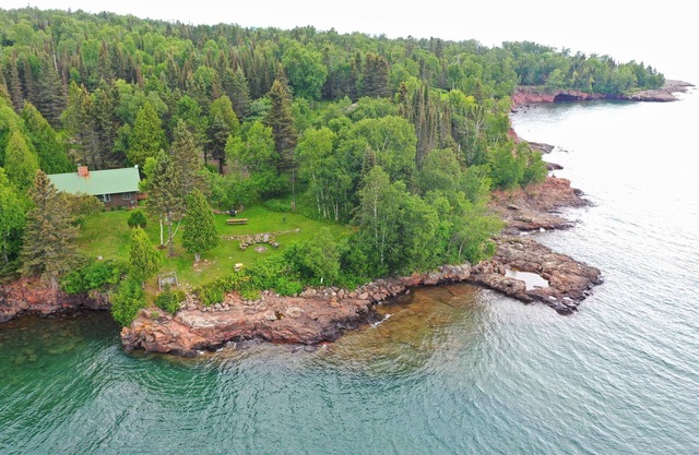 Classic Vintage Log Cabin on Lake Superior